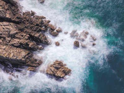 海上褐色岩层